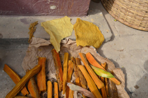 Preparing dye extraction and mordant with local plants for textile dying
